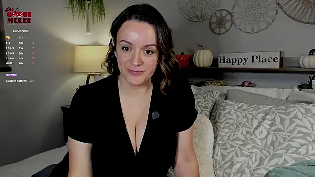 Snapshot of BigBoobsMcGee chatting on November 2025 01:28:01 AM BigBoobsMcGee online show from November 2025 01:28:01 AM