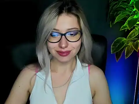 Snapshot of loveHeidi chatting on September 2025 04:14:01 AM loveHeidi online show from September 2025 04:14:01 AM