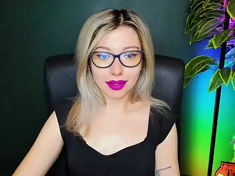 Snapshot of loveHeidi chatting on November 2025 07:29:02 AM loveHeidi online show from November 2025 07:29:02 AM