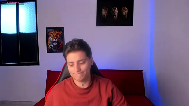 Snapshot of PeytonBox chatting on September 2025 01:10:01 PM PeytonBox online show from September 2025 01:10:01 PM