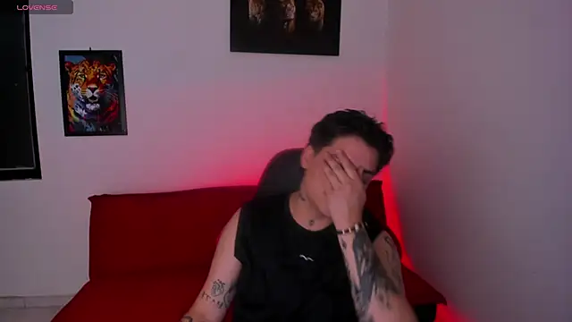 Snapshot of PeytonBox chatting on September 2025 12:05:02 PM PeytonBox online show from September 2025 12:05:02 PM