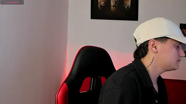 Snapshot of PeytonBox chatting on September 2025 11:43:01 AM PeytonBox online show from September 2025 11:43:01 AM