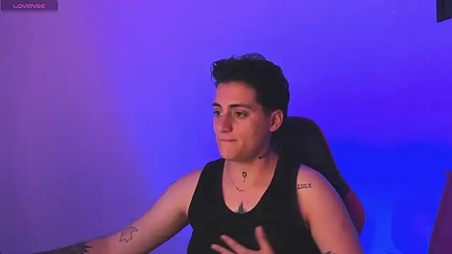 Snapshot of PeytonBox chatting on September 2025 11:54:01 AM PeytonBox online show from September 2025 11:54:01 AM