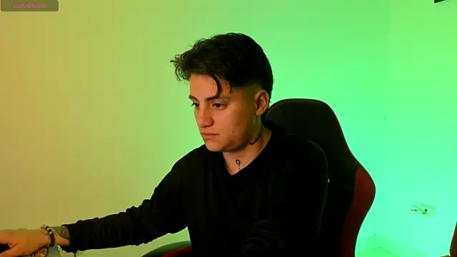 Snapshot of PeytonBox chatting on September 2025 11:44:01 AM PeytonBox online show from September 2025 11:44:01 AM