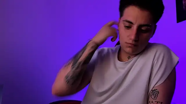 Snapshot of PeytonBox chatting on September 2025 11:37:02 AM PeytonBox online show from September 2025 11:37:02 AM