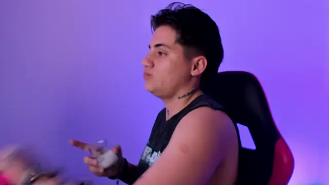 Snapshot of PeytonBox chatting on September 2025 11:59:01 AM PeytonBox online show from September 2025 11:59:01 AM