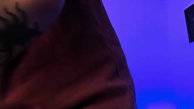 Snapshot of PeytonBox chatting on October 2025 11:51:02 AM PeytonBox online show from October 2025 11:51:02 AM