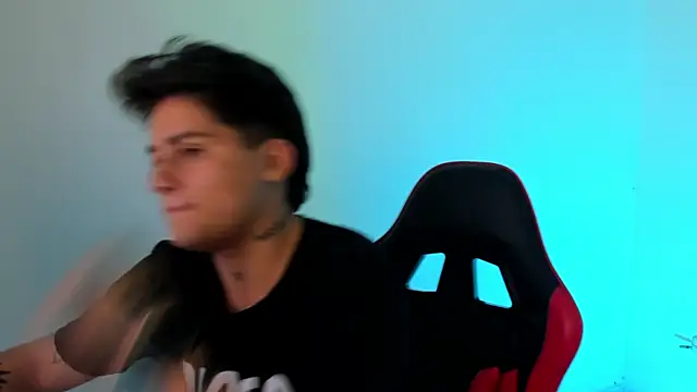 Snapshot of PeytonBox chatting on October 2025 11:19:01 AM PeytonBox online show from October 2025 11:19:01 AM