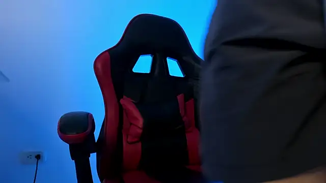 Snapshot of PeytonBox chatting on October 2025 11:22:01 AM PeytonBox online show from October 2025 11:22:01 AM