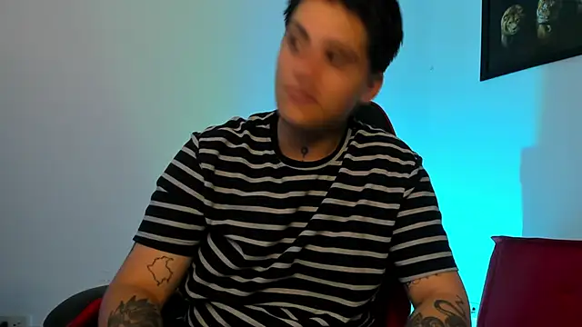 Snapshot of PeytonBox chatting on October 2025 11:32:02 AM PeytonBox online show from October 2025 11:32:02 AM