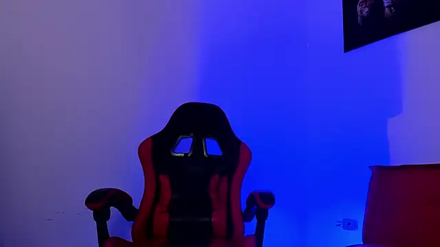 Snapshot of PeytonBox chatting on October 2025 11:35:01 AM PeytonBox online show from October 2025 11:35:01 AM