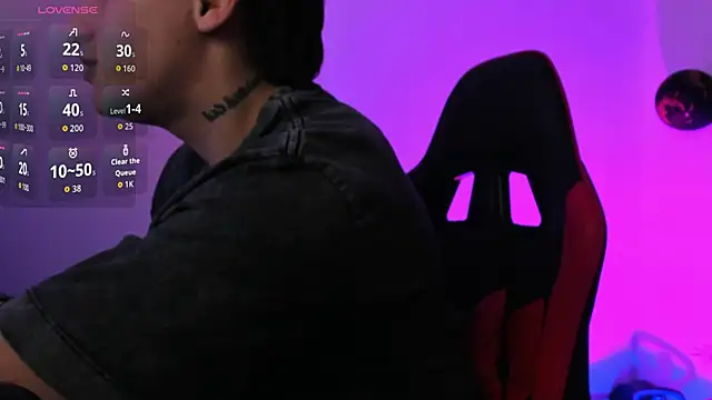 Snapshot of PeytonBox chatting on October 2025 11:33:02 AM PeytonBox online show from October 2025 11:33:02 AM