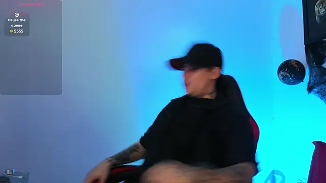 Snapshot of PeytonBox chatting on November 2025 12:40:02 PM PeytonBox online show from November 2025 12:40:02 PM