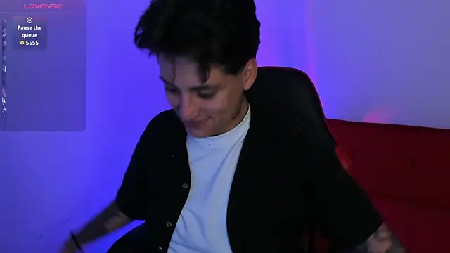 Snapshot of PeytonBox chatting on November 2025 11:42:02 AM PeytonBox online show from November 2025 11:42:02 AM