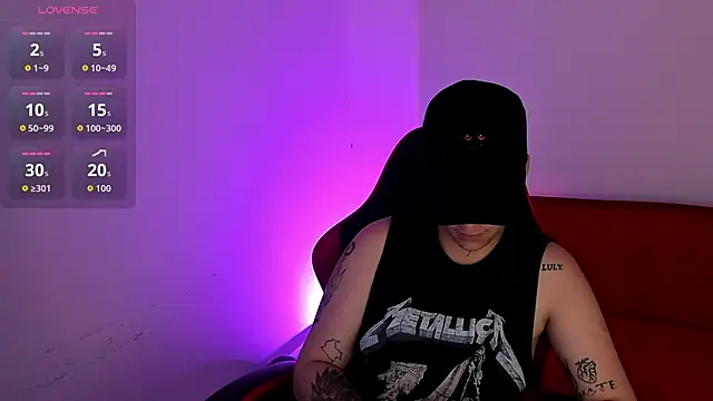 Snapshot of PeytonBox chatting on November 2025 11:22:01 AM PeytonBox online show from November 2025 11:22:01 AM