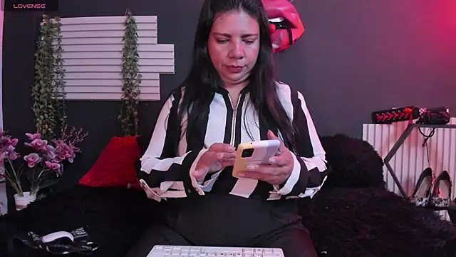 kinky momm online show from July 2026 02:54:01 PM