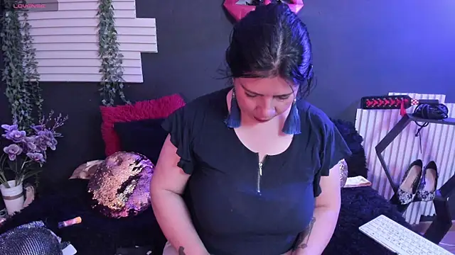 kinky momm online show from July 2026 03:14:01 PM