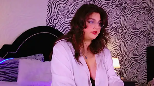 UR BELLA online show from November 2025 01:45:01 PM