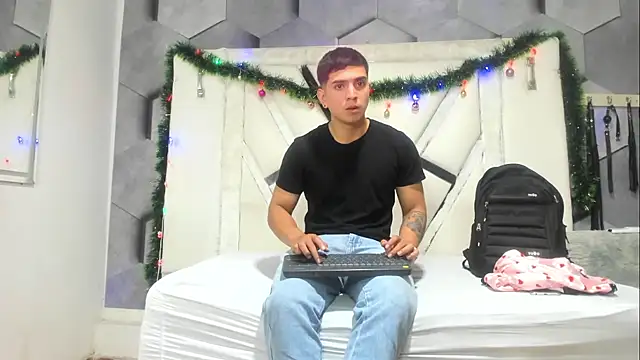 Snapshot of Sarahwalkerr chatting on December 2025 08:39:01 PM Sarahwalkerr online show from December 2025 08:39:01 PM