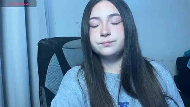 Snapshot of valentinauwu chatting on November 2025 12:35:02 AM valentinauwu online show from November 2025 12:35:02 AM