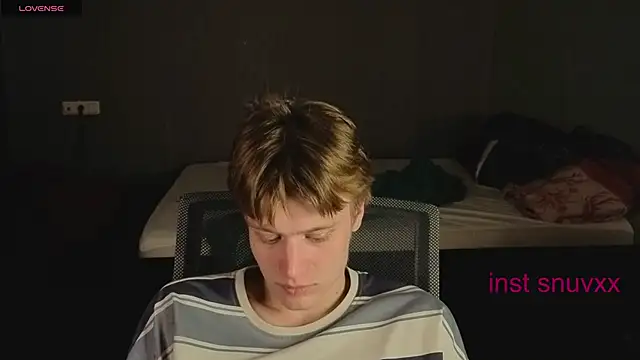 Snapshot of LouieEvans chatting on October 2025 04:00:02 AM LouieEvans online show from October 2025 04:00:02 AM