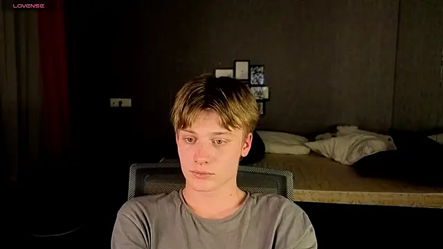 Snapshot of LouieEvans chatting on October 2025 08:08:02 PM LouieEvans online show from October 2025 08:08:02 PM