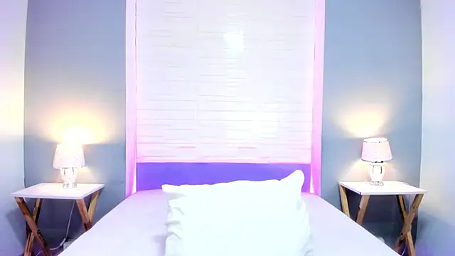 EverlyMooree online show from October 2025 04:12:01 AM