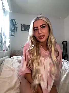 Snapshot of BlondeBetty chatting on September 2025 07:52:02 AM BlondeBetty online show from September 2025 07:52:02 AM