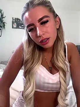 Snapshot of BlondeBetty chatting on September 2025 11:45:01 AM BlondeBetty online show from September 2025 11:45:01 AM