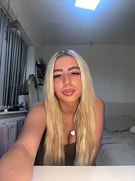 Snapshot of BlondeBetty chatting on November 2025 05:03:01 PM BlondeBetty online show from November 2025 05:03:01 PM