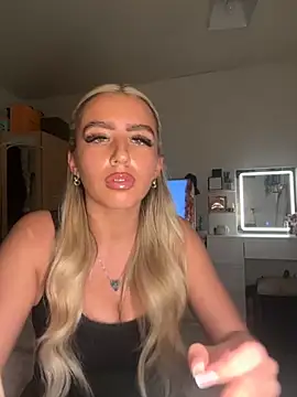 Snapshot of BlondeBetty chatting on November 2025 05:01:02 PM BlondeBetty online show from November 2025 05:01:02 PM