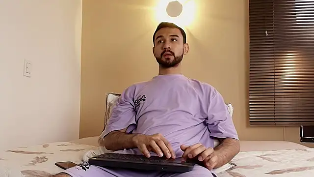 Axel Moon S online show from November 2025 08:42:02 PM