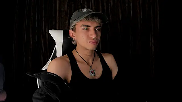 Snapshot of guynextdo0r chatting on December 2025 11:00:02 PM guynextdo0r online show from December 2025 11:00:02 PM