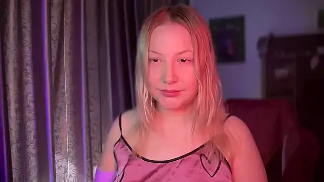 Snapshot of BikiHellena chatting on April 2026 08:01:02 AM BikiHellena online show from April 2026 08:01:02 AM