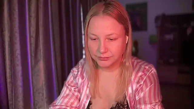 Snapshot of BikiHellena chatting on April 2026 08:26:01 AM BikiHellena online show from April 2026 08:26:01 AM