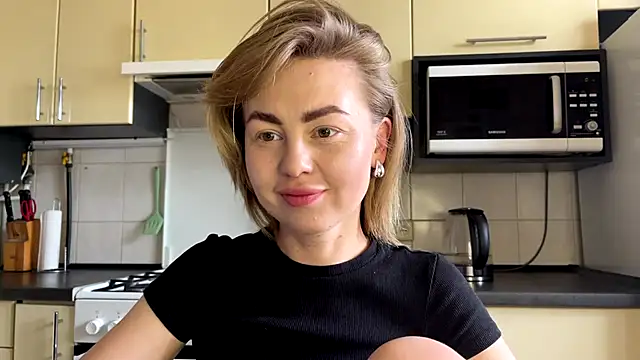 Snapshot of MartaLuna_ chatting on June 2026 12:31:02 PM MartaLuna online show from June 2026 12:31:02 PM
