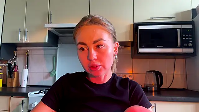 Snapshot of MartaLuna_ chatting on June 2026 02:32:01 PM MartaLuna online show from June 2026 02:32:01 PM