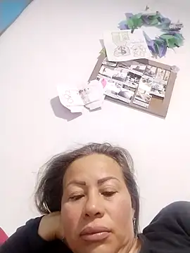 Snapshot of LaraCaliente chatting on October 2025 10:13:02 AM LaraCaliente online show from October 2025 10:13:02 AM