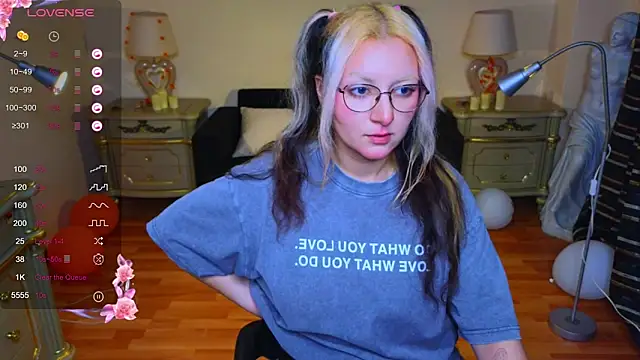 JuicyLullu online show from November 2025 11:54:01 AM