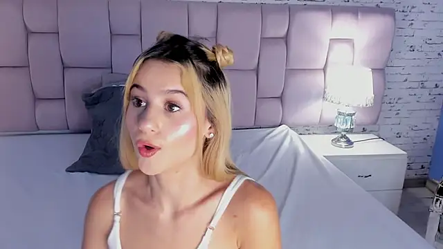 Snapshot of ChloeLaurentt chatting on October 2025 04:37:01 AM ChloeLaurentt online show from October 2025 04:37:01 AM