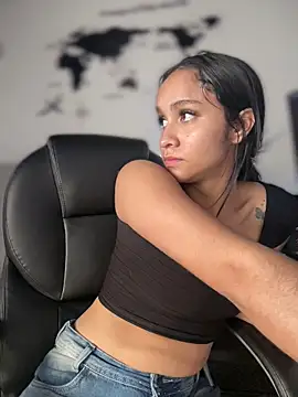 Snapshot of Isabella-Teen chatting on April 2026 01:31:02 PM Isabella-Teen online show from April 2026 01:31:02 PM