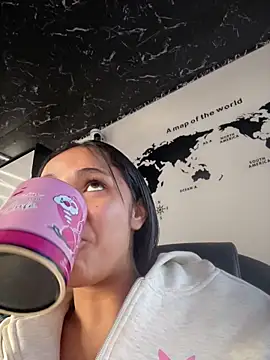 Snapshot of Isabella-Teen chatting on May 2026 01:17:02 PM Isabella-Teen online show from May 2026 01:17:02 PM