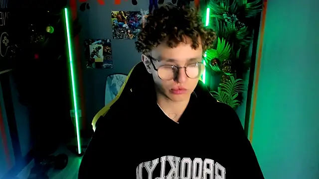 Snapshot of NathanCurl chatting on December 2025 10:33:01 AM NathanCurl online show from December 2025 10:33:01 AM