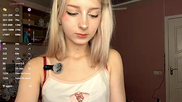 Snapshot of FridaAaberg chatting on October 2025 07:41:01 AM FridaAaberg online show from October 2025 07:41:01 AM