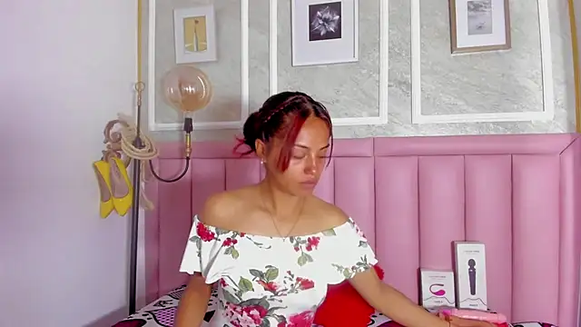 HoollyHendrix online show from February 2026 08:14:01 PM