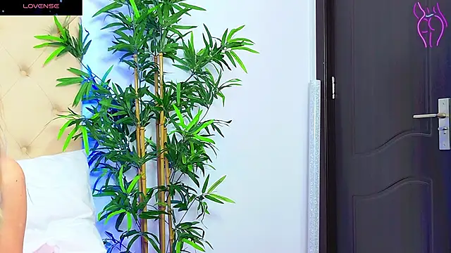 CoraVex online show from September 2025 04:25:02 AM