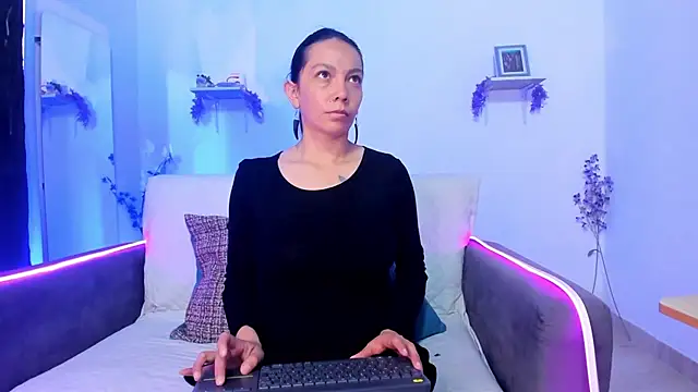 karlaaa   online show from December 2025 03:05:01 PM