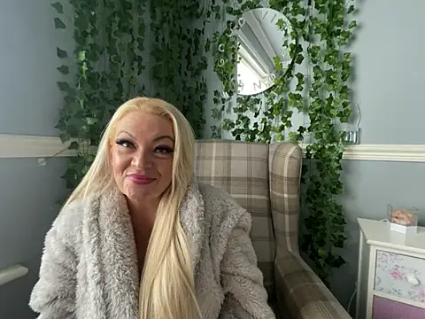 Snapshot of BonnyDesire chatting on October 2025 01:18:01 PM BonnyDesire online show from October 2025 01:18:01 PM