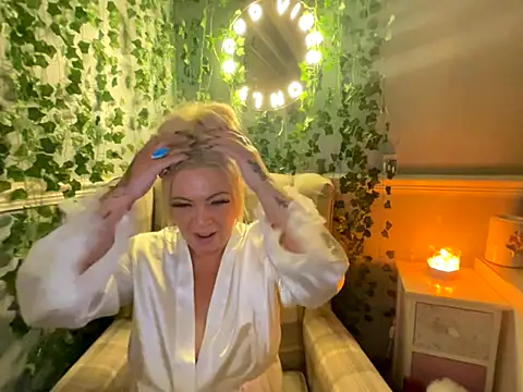 Snapshot of BonnyDesire chatting on October 2025 08:00:02 PM BonnyDesire online show from October 2025 08:00:02 PM