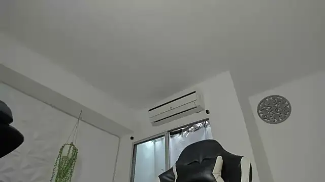 Dakota x18 online show from October 2025 07:44:02 PM